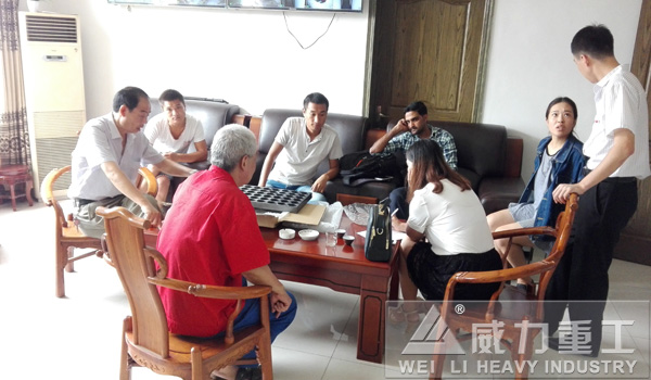 國外友人到訪公司商談四柱液壓機(jī)