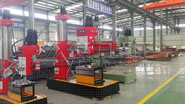 搖臂鉆床加工車間