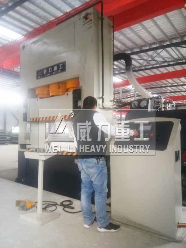 1000噸框架式拉伸液壓機(jī)客戶使用現(xiàn)場(chǎng)3