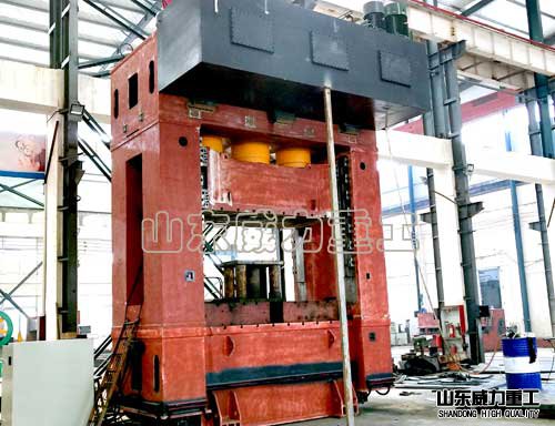 1250噸框架式液壓機(jī)加工過程1