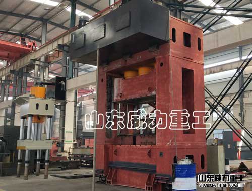 1250噸框架式液壓機(jī)加工過程2