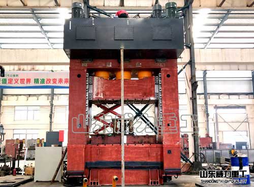 1250噸框架式液壓機(jī)加工過程3
