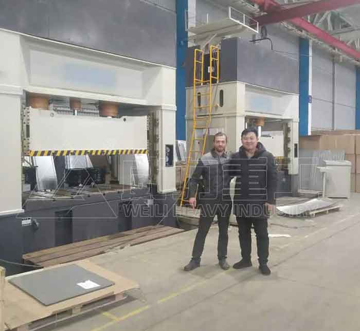 液壓機(jī)調(diào)試人員與外國客戶留影