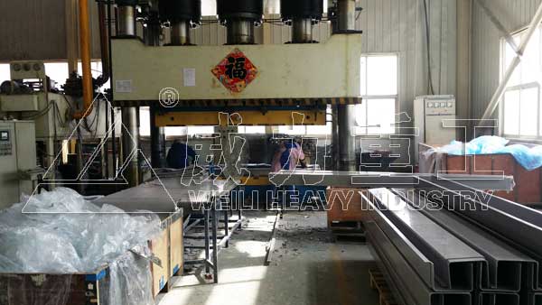 客戶(hù)使用現(xiàn)場(chǎng)電纜槽加工中