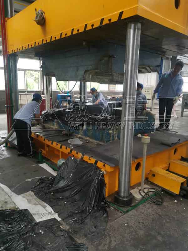 客戶模壓加生產(chǎn)現(xiàn)場