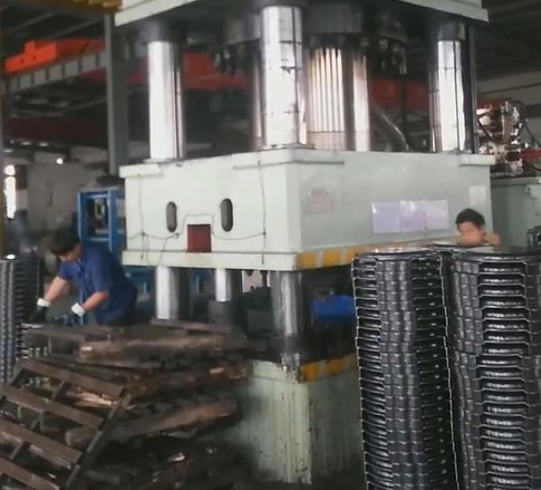 2000噸四柱液壓機(jī)壓制汽車輪輻現(xiàn)場(chǎng)