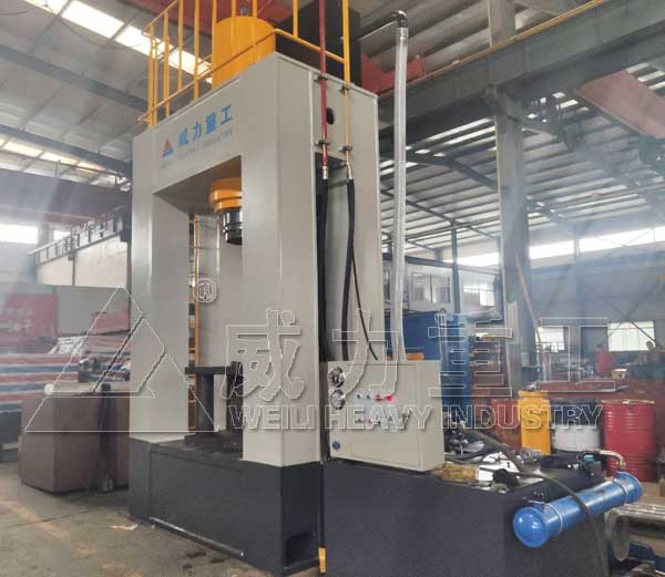 500噸龍門(mén)校直液壓機(jī)生產(chǎn)車(chē)間