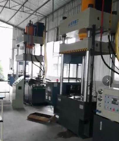 客戶一次采購兩臺200噸生產(chǎn)頭盔的機(jī)器設(shè)備