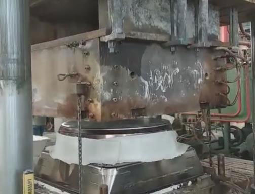 模壓生產(chǎn)玻璃鋼風(fēng)機(jī)外殼過程