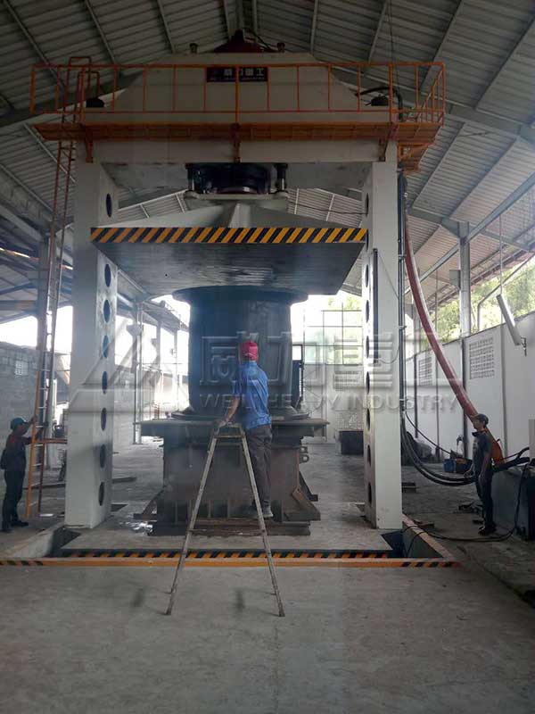 2000噸龍門(mén)框架式板材成型液壓機(jī)