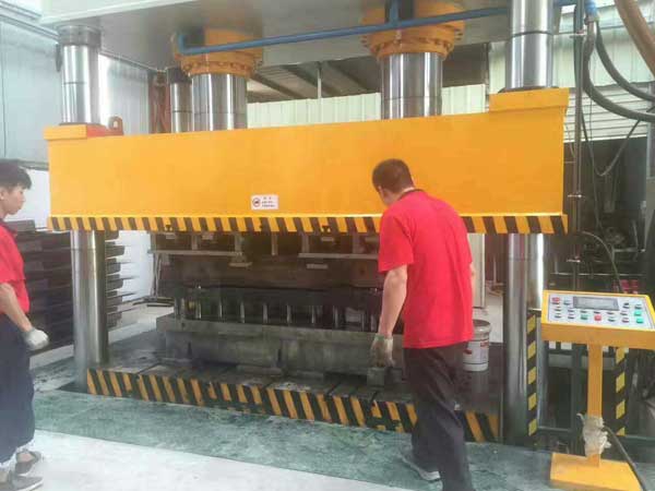 玻璃鋼汽車導流罩模壓加工現(xiàn)場