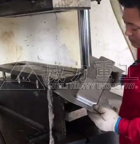 拉伸成型汽車(chē)內(nèi)置水箱蓋板