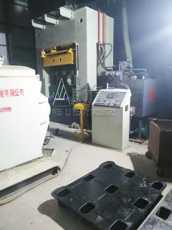 1000噸框架式塑料托盤成型液壓機(jī)