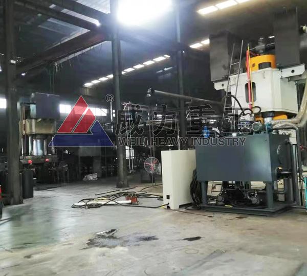 2000噸石墨坩堝液壓機的使用現(xiàn)場