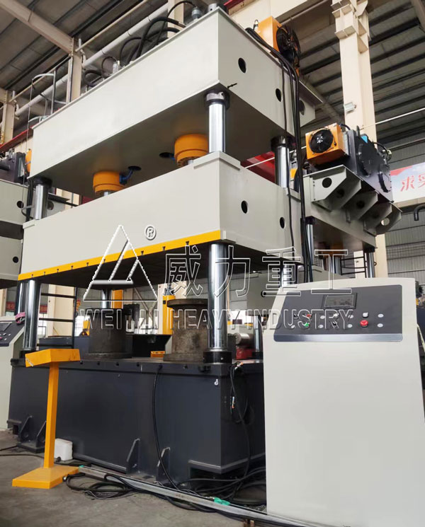 200噸四柱液壓機(jī)(臺(tái)面2