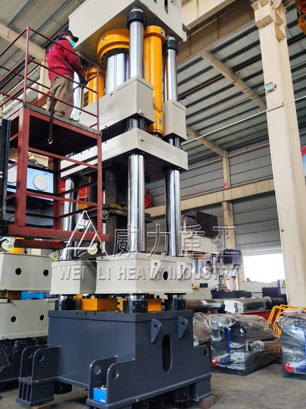 800噸石墨匣缽液壓機(jī)生產(chǎn)中