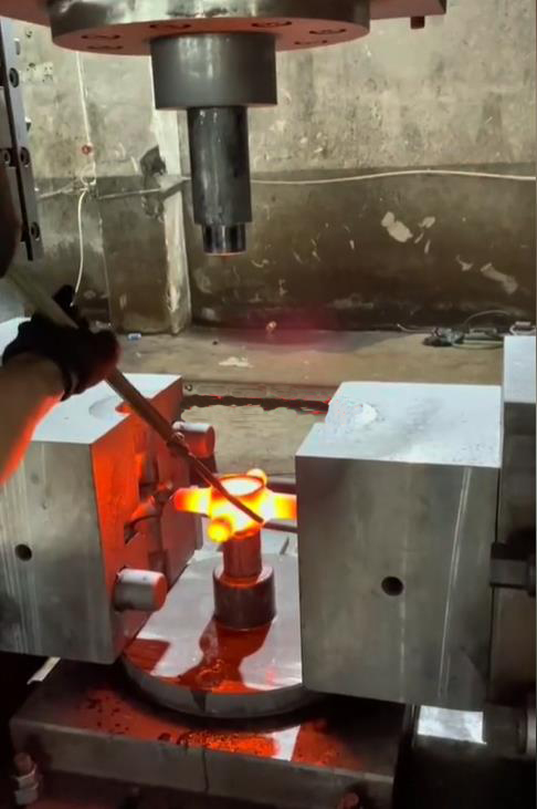 萬(wàn)向節(jié)十字軸鍛造過(guò)程