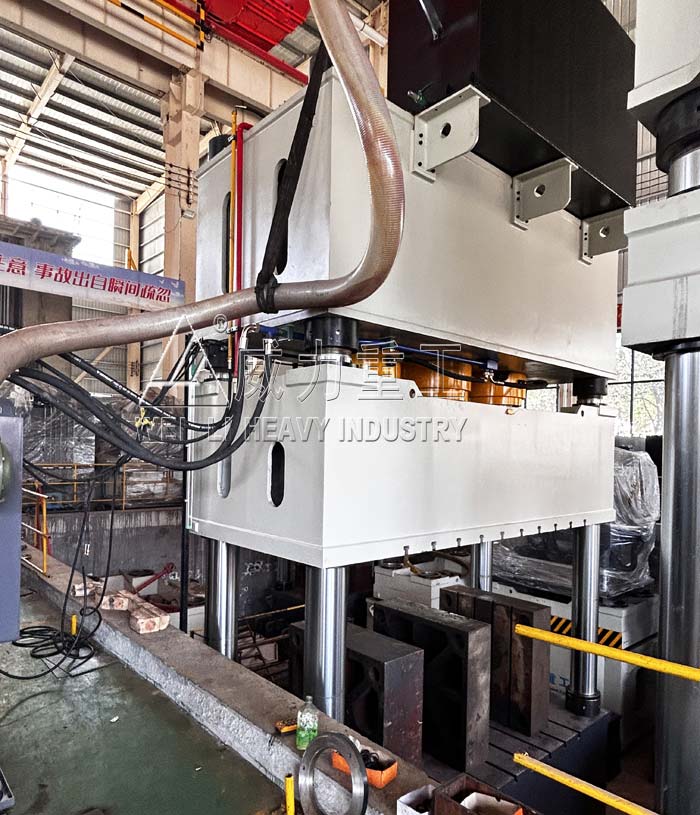 1500噸三梁四柱液壓機三缸結(jié)構(gòu)