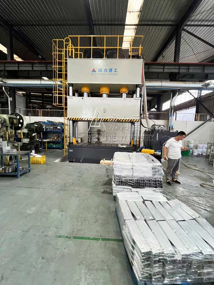 500噸伺服液壓機(jī)客戶使用現(xiàn)場